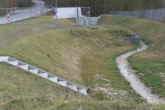 Rückhaltebecken. Für diesen "Hochwassersschutz" wurden ca. 50 Bäume gefällt. Gesunde Wälder und ökologischer Landbau sind der beste Hochwasserschutz - Foto: Frank Möller